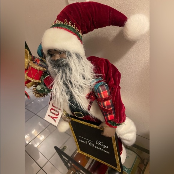 Santa claus with sing to count down to Christmas - Picture 4 of 5